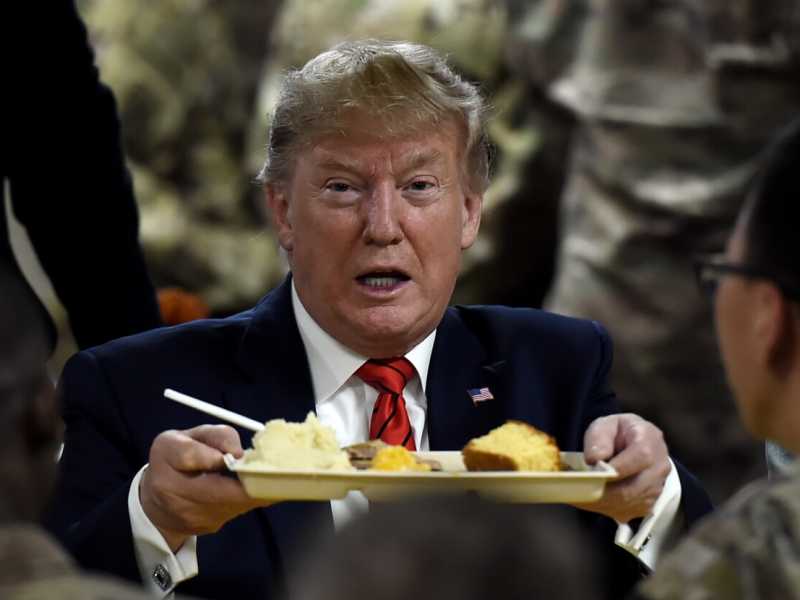 Il presidente Donald Trump serve la cena del Thanksgiving alle truppe americane nella base di Bagram, in Afghanistan (foto LaPresse)