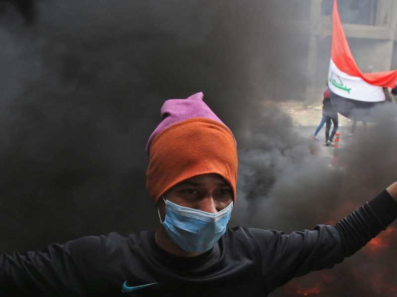 Un manifestante anti governativo a Karbala (foto LaPresse)