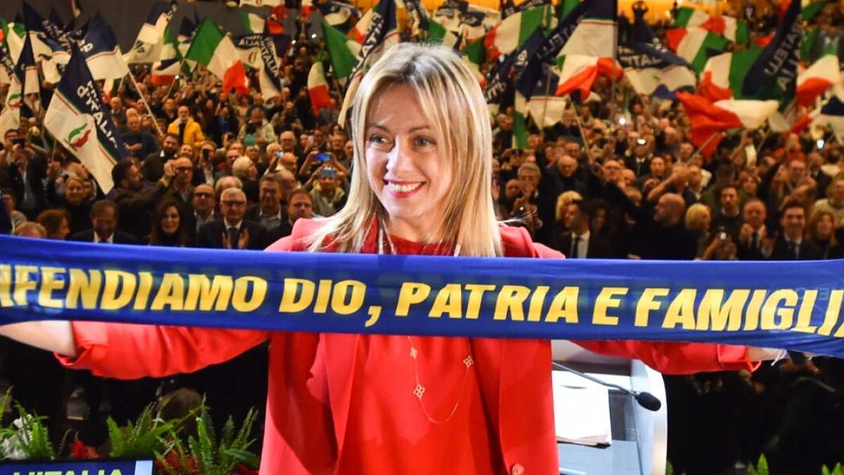Immagine di Le sciarpe da stadio di Giorgia Meloni