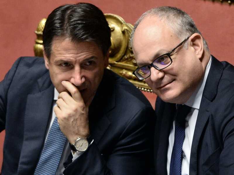 Il premier Giuseppe Conte e il ministro dell'Economia, Roberto Gualtieri (foto LaPresse)
