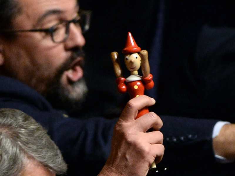 Comunicazioni del Presidente del Consiglio Giuseppe Conte sul Mes. Senatori leghisti mostrano un Pinocchio (foto LaPresse)
