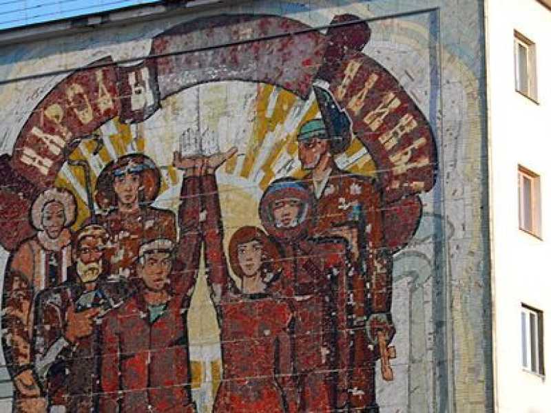 Un mosaico sulla facciata di un palazzo di Leninsky Avenue, a Norilsk (foto Pinterest)