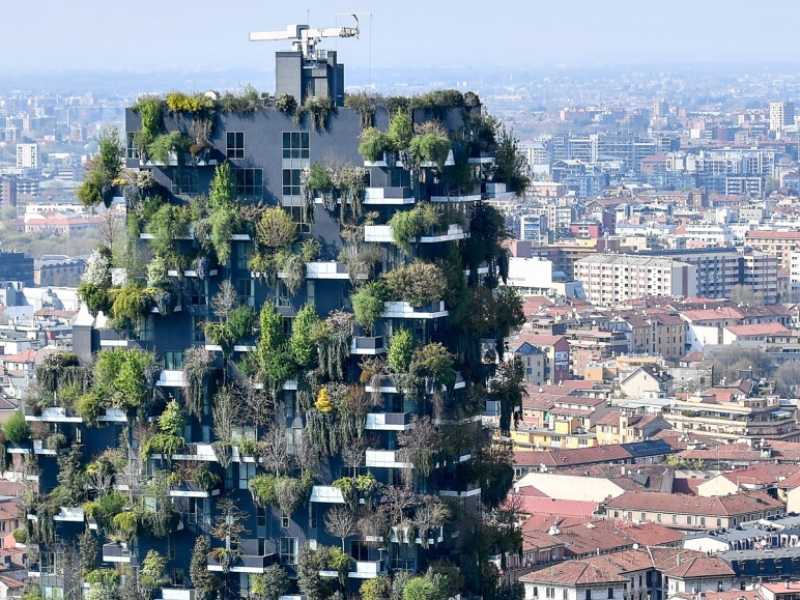 Il bosco verticale di Milano, simbolo della superiorit&agrave; morale della capitale  del nord (foto LaPresse)