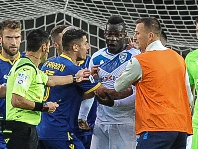 Mario Balotelli durante la partita Verona-Brescia ha minacciato di lasciare il campo a causa dei &ldquo;buu&rdquo; razzisti dei tifosi veronesi (foto LaPresse)