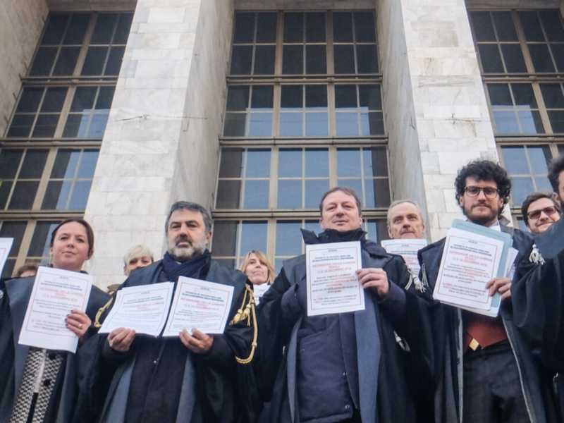 Manifestazione di protesta degli avvocati penalisti contro la legge sulla prescrizione (LaPresse)