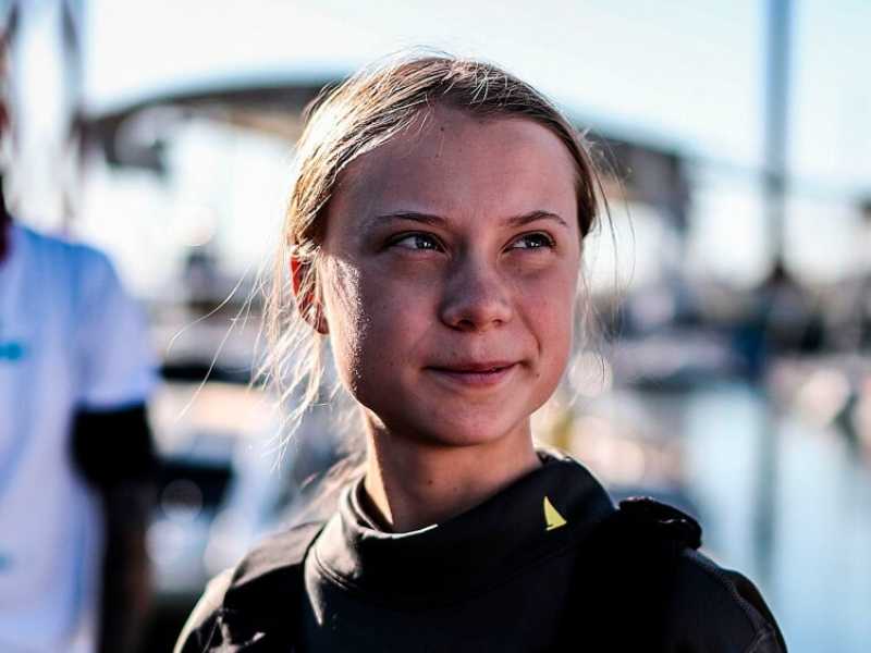 Greta Thunberg appena sbarcata a Lisbona per partecipare al summit sul clima delle Nazioni Unite di Madrid (foto LaPresse)