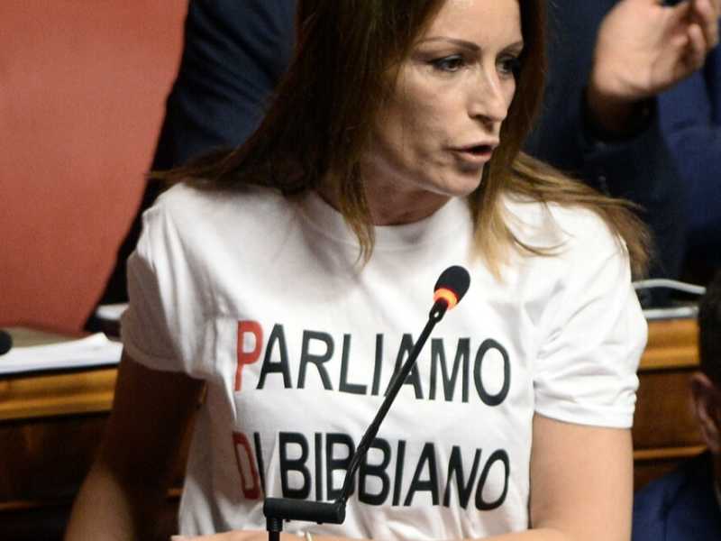 10 settembre 2019, Lucia Borgonzoni indossa nell'aula del Senato la maglietta con la scritta &ldquo;Parliamo di Bibbiano&rdquo;