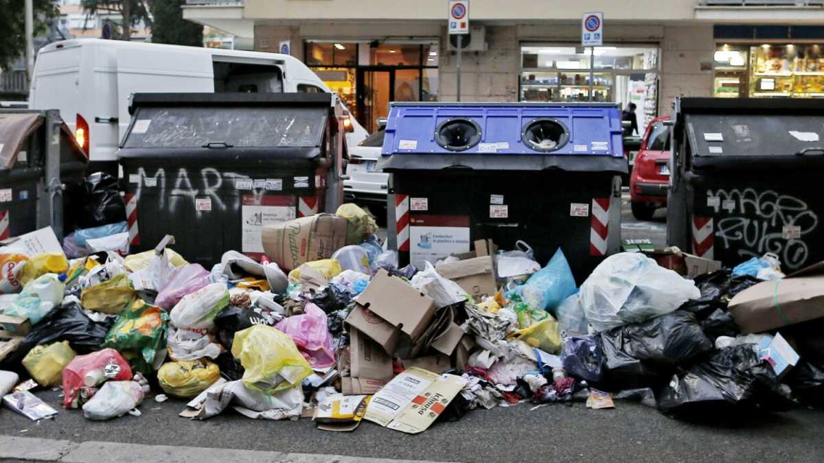 Immagine di Roma è già una discarica, quindi Raggi non vuole costruirne una vera