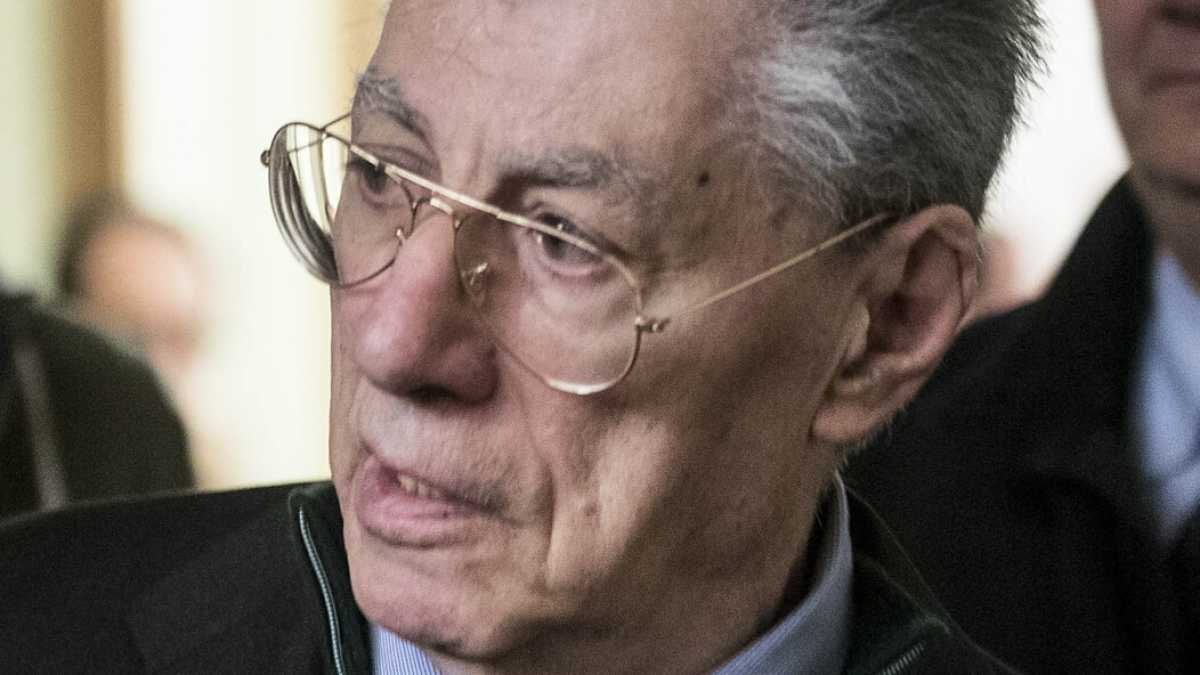 Immagine di La grazia a Bossi e le manifestazioni in Francia