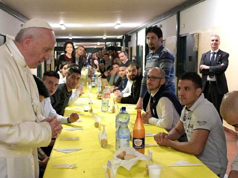 Il pranzo di Papa Francesco a San Vittore durante la visita a Milano nel marzo del 2017 (foto LaPresse)