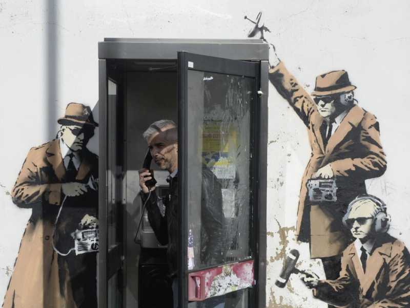 Il murale Spy Booth di Banksy (LaPresse)
