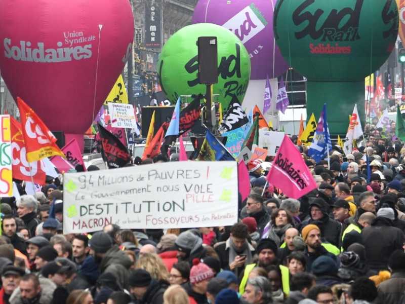 A Parigi la manifestazione contro la riforma delle pensioni (foto LaPresse)