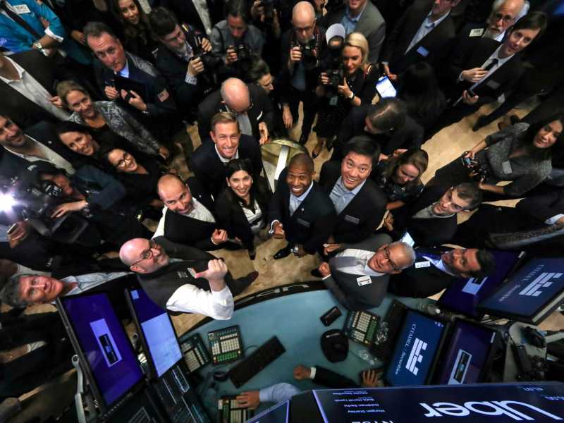 La dirigenza di Uber sorride durante il debutto dell&rsquo;azienda a Wall Street lo scorso maggio (Brendan McDermid / Reuters)