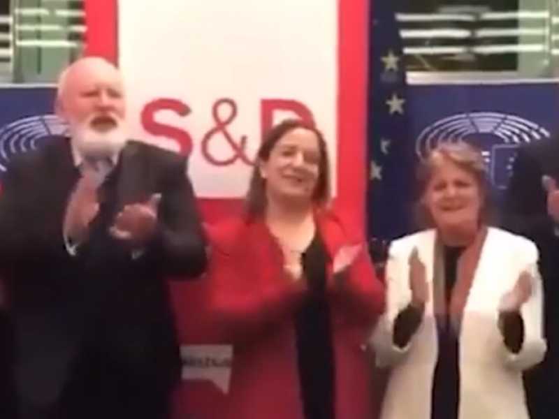 Paolo Gentiloni e i commissari dell'alleanza Socialisti e Democratici intonano "Bella Ciao" (screenshot da Youtube)