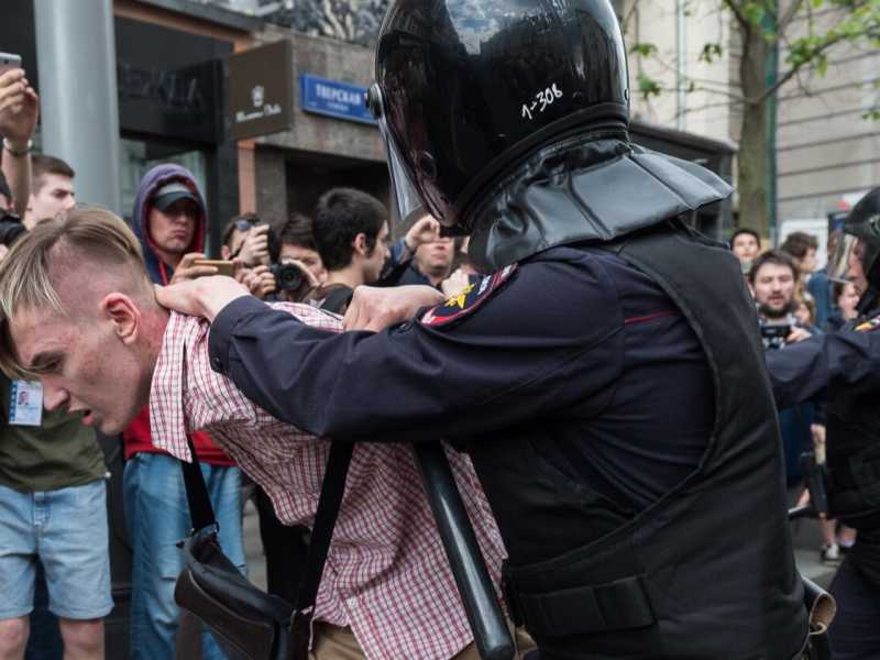Un giovane manifestante viene fermato dalla polizia a Mosca (foto LaPresse)