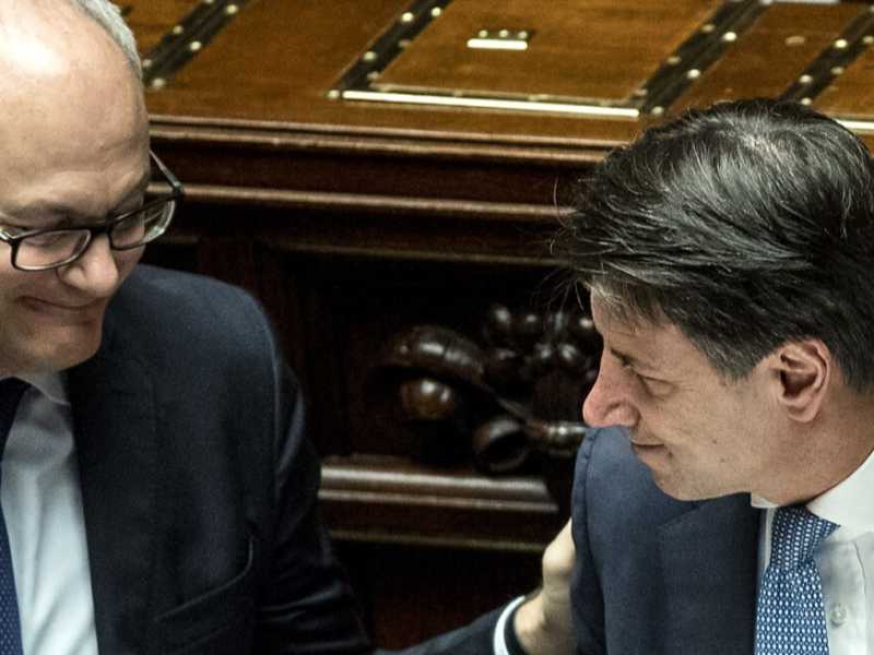 Giuseppe Conte e il ministro dell'Economia, Roberto Gualtieri (foto LaPresse)