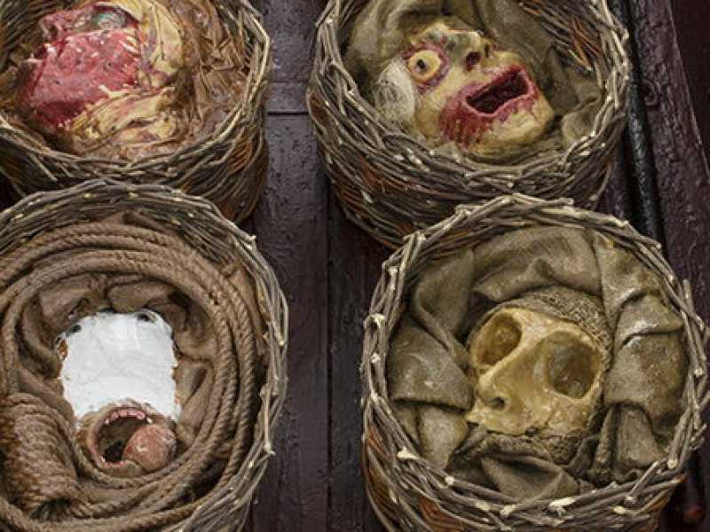 Daniele Milvio, Untitled, 2016 Wood, Wax, Steel, Bast Baskets, Plaster, Fabric and Bronze, 172 x 170 x 418 cm (foto artviewer)