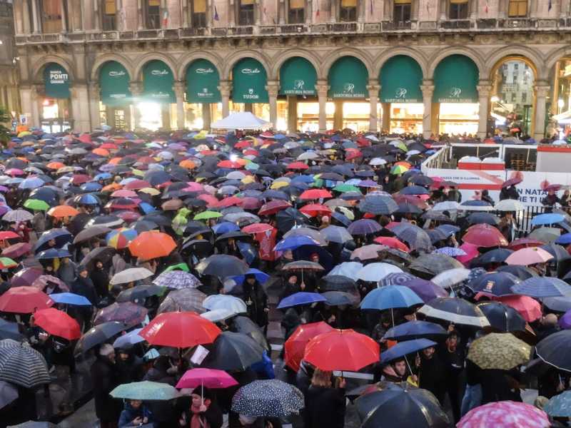 La manifestazione delle sardine in piazza Duomo a Milano (foto LaPresse)