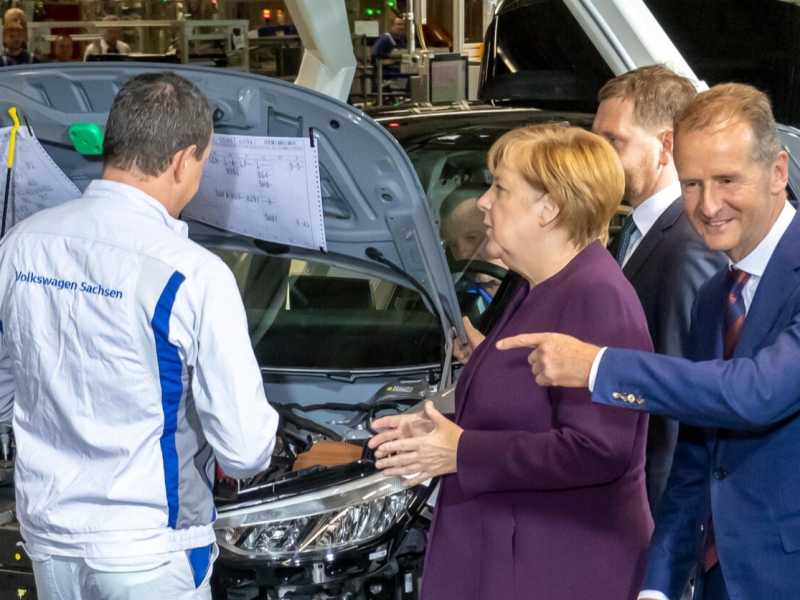 Angela Merkel in vista agli stabilimenti della Volkswagen a Zwickau (foto LaPresse)