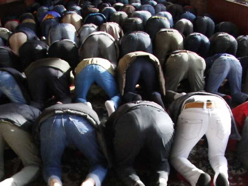 Moschea del Centro Culturale islamico di Brescia durante il venerdi di preghiera (foto LaPresse)