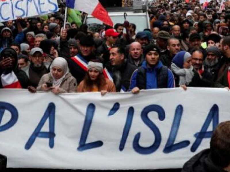 Manifestanti partecipano alla marcia contro l'islamofobia a Parigi (foto LaPresse)