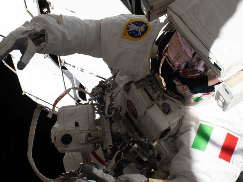L'astronauta italiano, Luca Parmitano, durante una delle sue passeggiate spaziali (foto Esa)