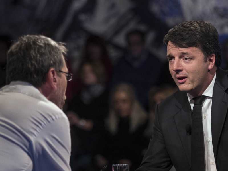 Matteo Renzi ospite a "Piazzapulita" (foto LaPresse)