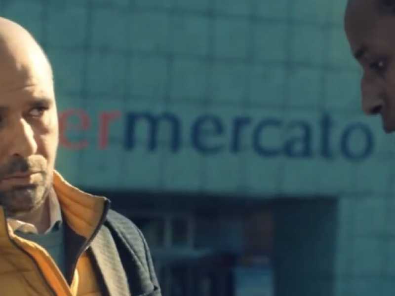 Il nuovo Checco Zalone: una canzone, un trailer, prossimamente un film. E una salva di luoghi comuni sull&rsquo;immigrato che ti infastidisce al semaforo e che ti spilla qualche spicciolo al supermercato