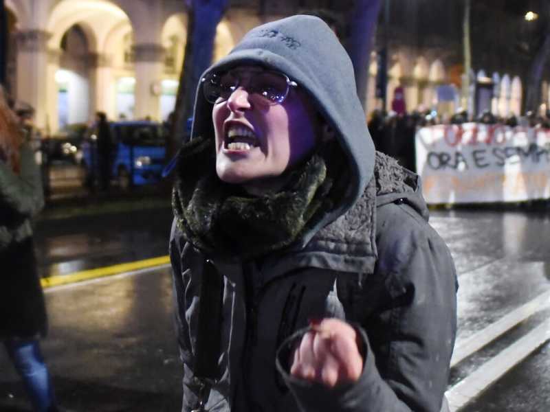 Una manifestazione contro CasaPound a Torino, nel febbraio del 2018, che apr&igrave; il dibattito sulle parole d&rsquo;odio rivolte contro la polizia da parte di un&rsquo;insegnante, poi licenziata (LaPresse)
