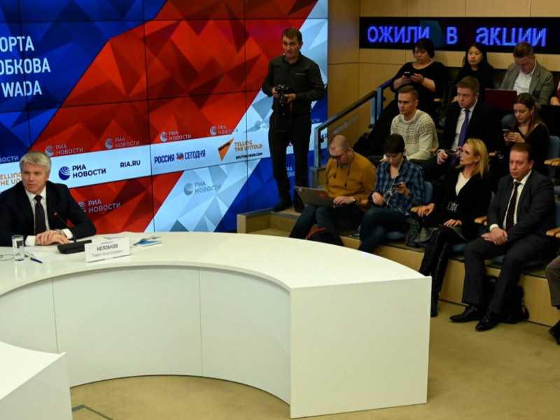 Il ministro dell Sport russo, Pavel Kolobkov, in conferenza stampa dopo l'annuncio della Wada (foto LaPresse)