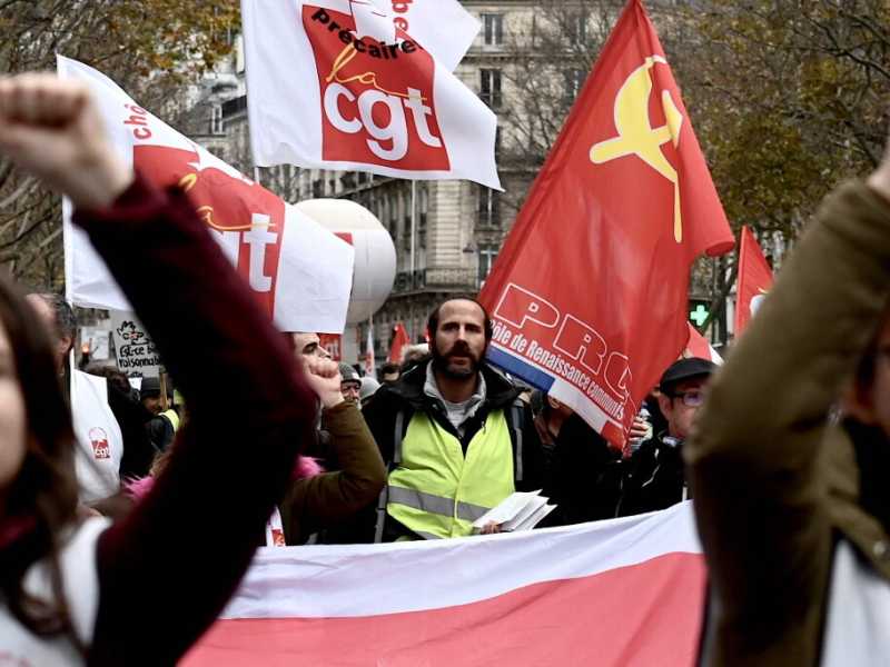 Francia, sindacati in protesta per le strade di Parigi Parigi (LaPresse)