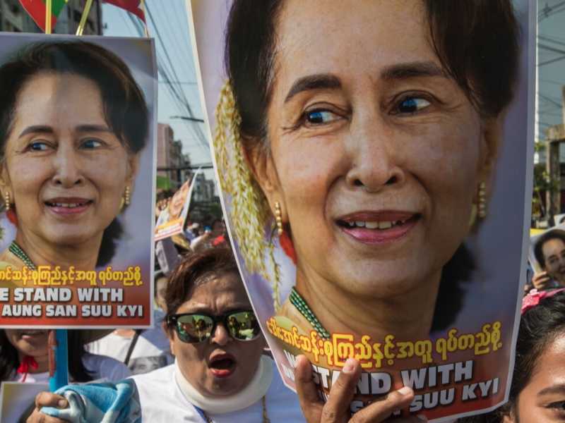 una manifestazione a sostegno della consigliere di stato del Myanmar Aung San Suu Kyi (LaPresse)