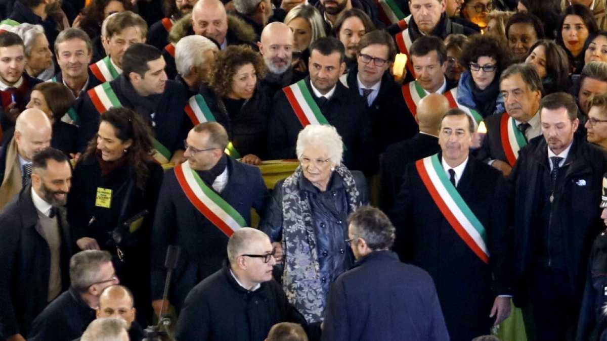 Immagine di Più di 600 sindaci manifestano a Milano per Liliana Segre