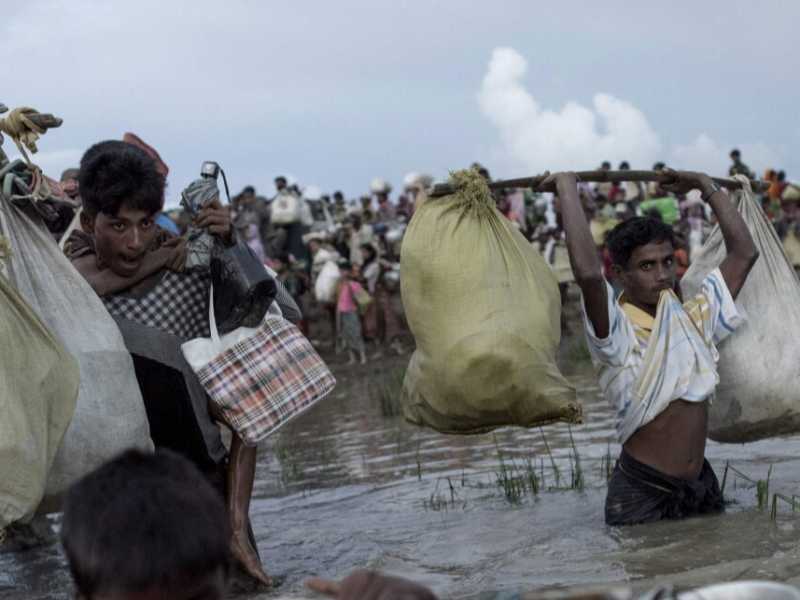 Profughi Rohingya in fuga verso il Bangladesh (foto LaPresse)