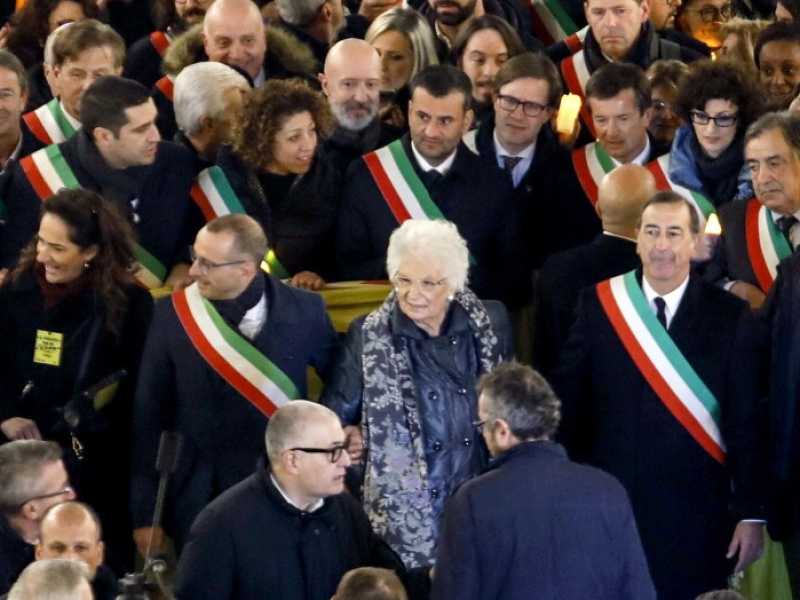 La manifestazione &ldquo;L&rsquo;odio non ha futuro&rdquo; per testimoniare la vicinanza alla senatrice a vita Liliana Segre (foto LaPresse)