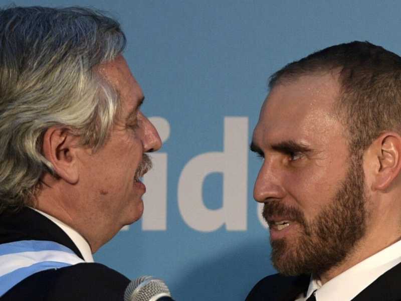 Il presidente Fern&aacute;ndez con il ministro dell'Economia Martin Guzm&aacute;n (LaPresse)