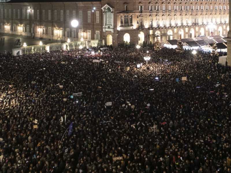 Manifestazione delle sardine a Torino (foto LaPresse)
