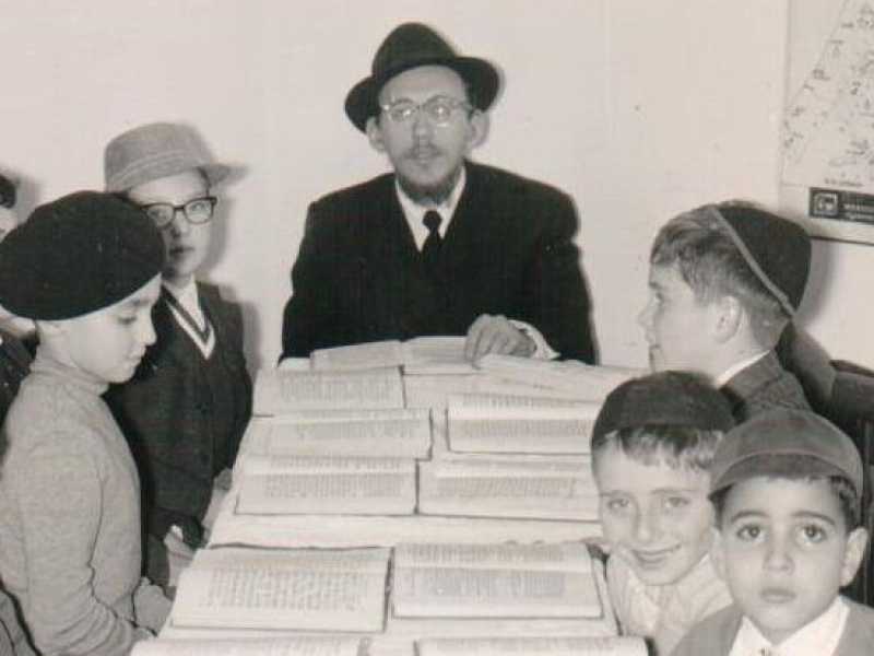 Foto storica della Scuola del Merkos (Facebook)