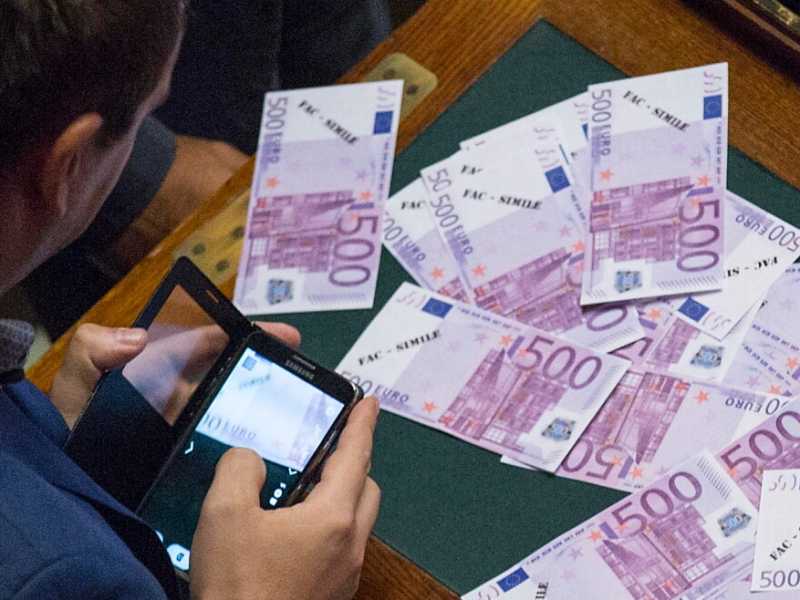 Protesta del M5s contro il finanziamento ai partiti (foto LaPresse)