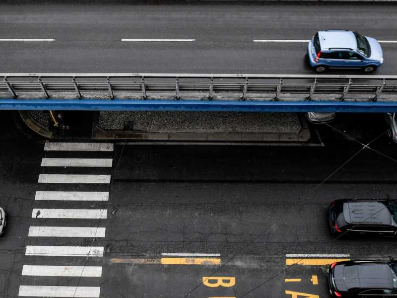Milano, il cavalcavia di Viale Monte Ceneri (foto LaPresse)