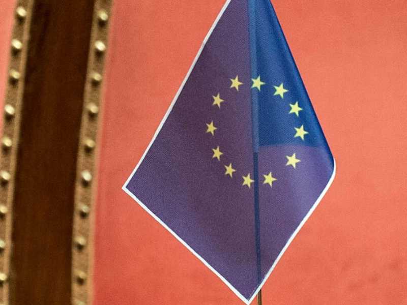 Una bandiera dell'Ue sui banchi del Senato (foto LaPresse)