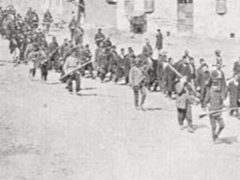 Civili armeni in marcia forzata verso il campo di prigionia di Mezireh, sorvegliati da soldati turchi armati. Kharpert, Impero Ottomano, aprile 1915 (foto tratta da wikipedia)