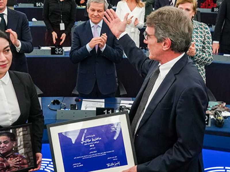Jewher Ilham Tohti riceve, in rappresentanza del padre, il premio Sacharov 2019 dal presidente del Parlamento europeo David Sassoli (foto da Twitter)