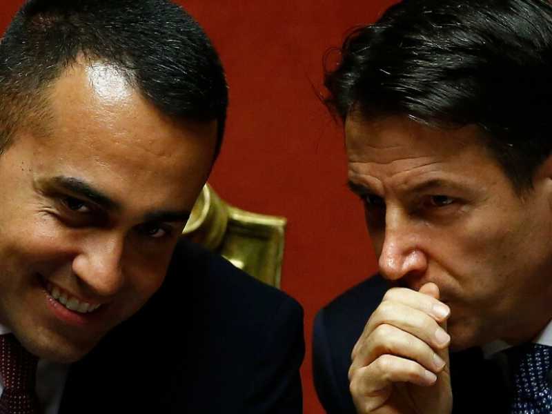 Il ministero degli Esteri Luigi Di Maio e il presidente del Consiglio Giuseppe Conte al Senato (foto LaPresse)