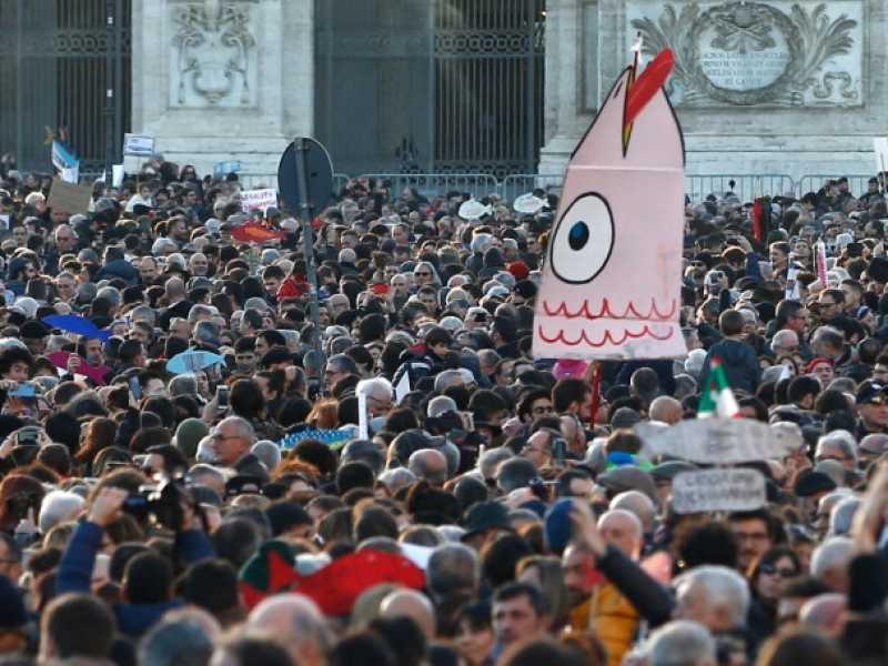 La manifestazione delle Sardine in Piazza San Giovanni a Roma (foto LaPresse)