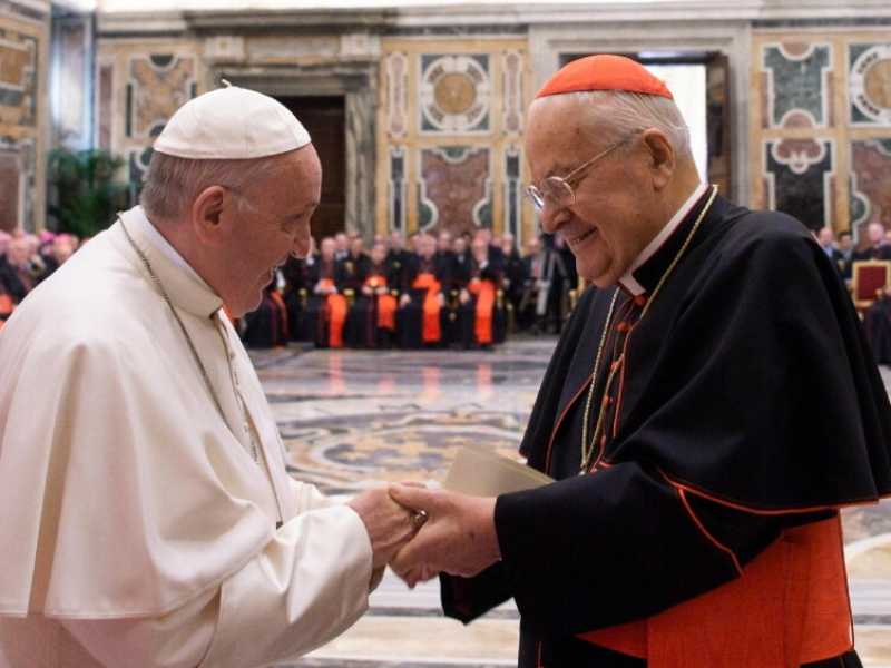 Papa Francesco con il cardinale Angelo Sodano (foto LaPresse)
