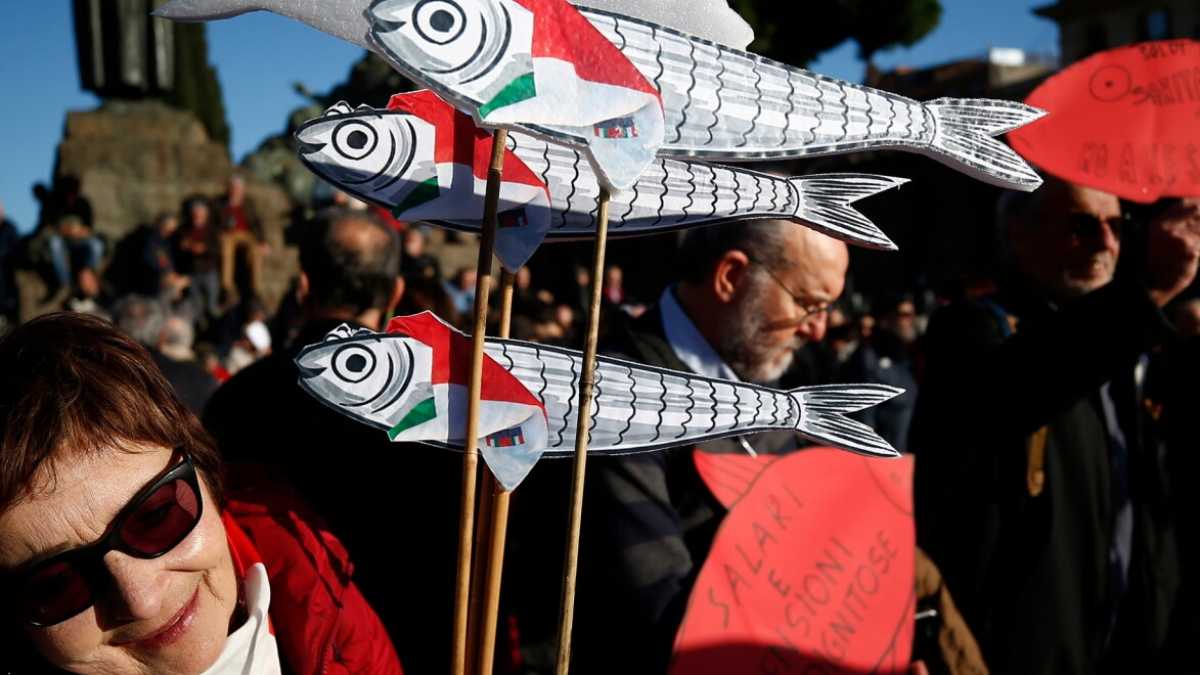 Immagine di La parabola delle sardine, il Pd sospeso e l’ultimo Grillo. Parla Alessandro Dal Lago