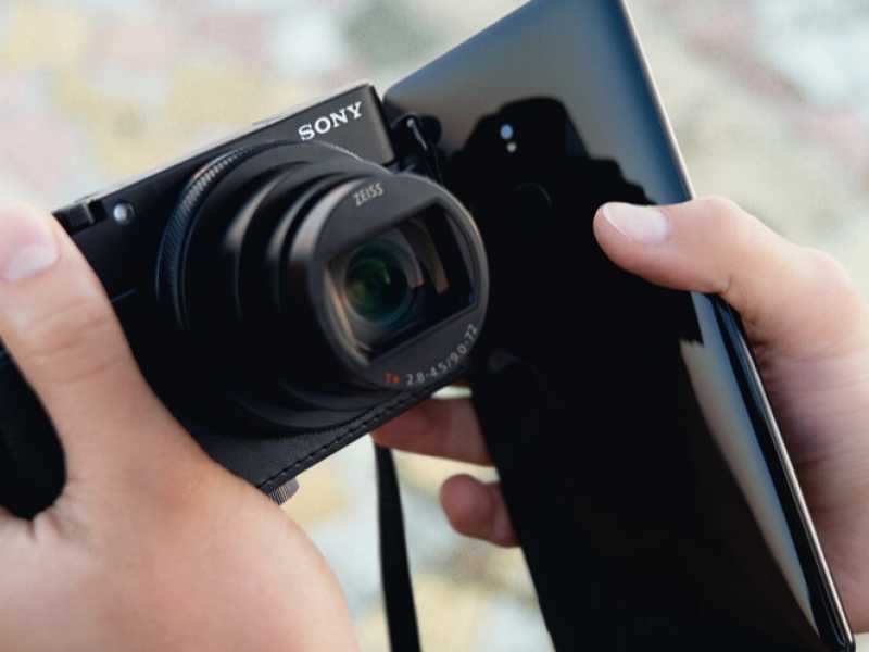Pi&ugrave; piccola di uno smartphone, ma fa foto migliori (immagine cortesia di Sony Italia)