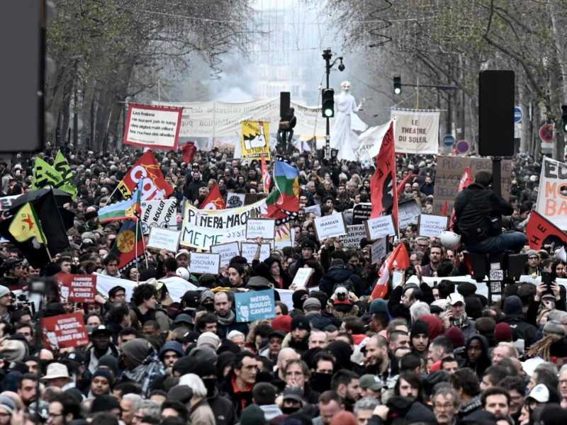 Manifestazione contro la riforma delle pensioni a Parigi (foto LaPresse)