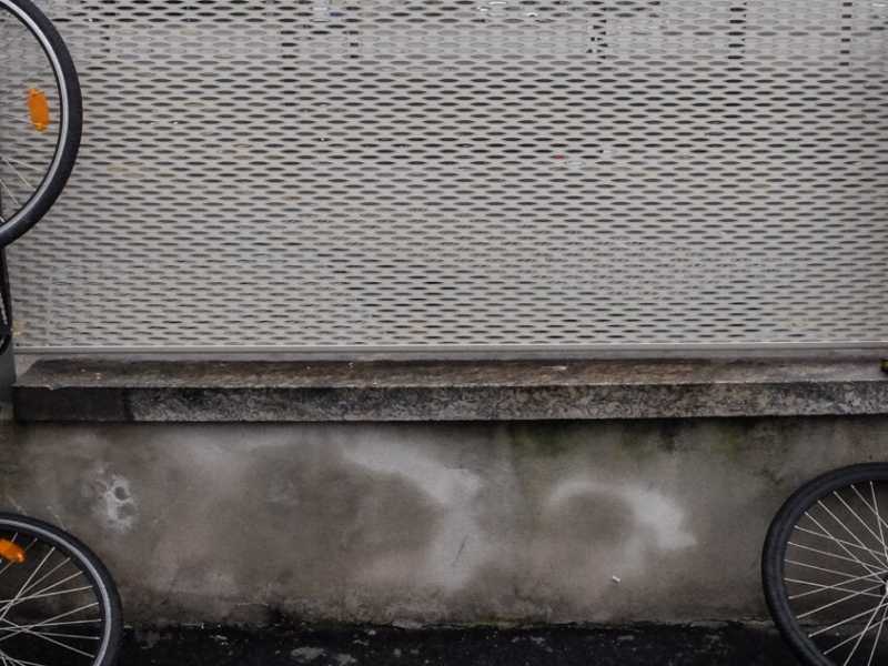 Due biciclette Ofo abbandonate a Milano (Matteo Corner / LaPresse)